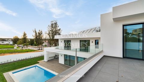 Villa de quatre chambres à coucher, nouvelle construction moderne, à vendre à Porto de Mós, dans la ville de Lagos, Algarve. Il s'agit d'une villa qui met l'accent sur les détails et les finitions de haute qualité . Elle se compose d'un grand salon e...