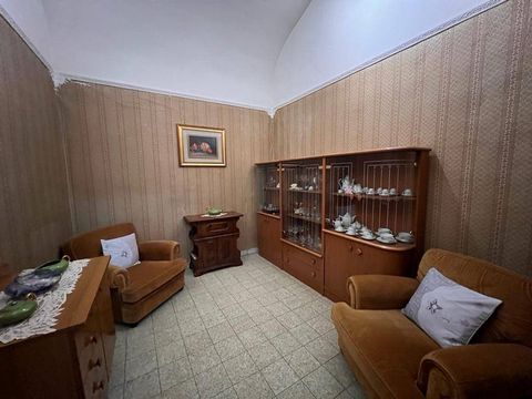 Located in Città SantAngelo, in the center of one of the most beautiful and characteristic villages in Italy, this real estate solution is perfect for living in a timeless place, where at every corner you can breathe history and traditions of a past ...