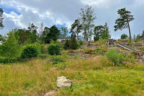 Welcome to a cozy and well-maintained house with a balcony overlooking the Väddö canal in Stockholm's northern archipelago. The house has three bedrooms, an open floor plan with kitchen and living room in one. If you want to swim, you take the path d...