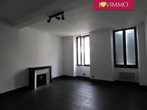 Located in Fumel. 3-LEVEL BUILDING WITH COMMERCIAL PREMISES IN THE HEART OF FUMEL JOVIMMO votre agent commercial Fabienne ROYER ... At the heart of FUMEL, building on 3 levels of 75 m2 with included commercial premises on the ground floor. Two entran...