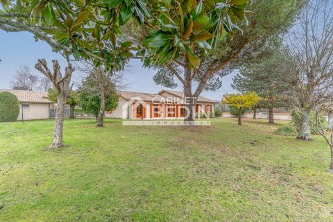Exclusivity CABINET BEDIN - BETWEEN BLAYE AND ST ANDRE DE CUBZAC . Come and discover this architect-designed house from 1996, well maintained, offering a large living room with fireplace and high ceilings, a semi-open dining kitchen and a pantry. For...