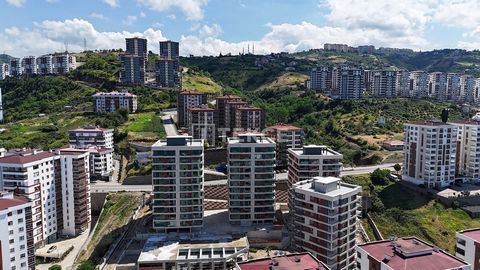 Przestronne apartamenty z modnym designem w Trabzon Yildizli Stylowe apartamenty położone są w Akçaabat Yıldızlı, które oferuje w pobliżu szkoły, meczety, plażę, restauracje, kawiarnie i rynki. Dzięki swej korzystnej lokalizacji Yıldızlı zyskuje popu...