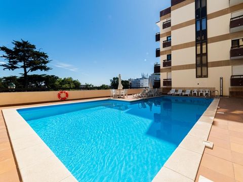 Comfortable apartment located on the top floor of a building in a privaate condominium with swimming pool, with a privileged location in the center of Estoril. It consists of a spacious entrance hall with a large built-in wardrobe, a living room with...