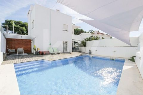 Estupenda Moradia independente T5 com vista mar, espaço exterior e piscina.Dispõe-se da seguinte forma:Ao entrar, no R/C, encontramos uma cozinha com ilha e zona de refeições, totalmente equipada com forno, microondas, placa a gás, frigorífico e máqu...