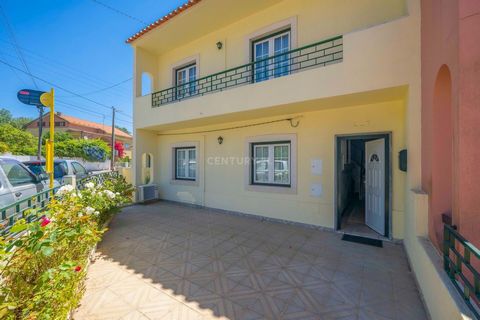 We present an excellent opportunity to purchase a semi-detached house in the charming Baixa de Palmela. With a privileged location and a total area of 170m², this house, in very good condition, offers all the space and comfort that your family deserv...