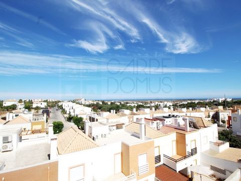 Casa bifamiliare situata nell'urbanizzazione di Miramar, Tavira. Composto da 2 piani e offre ancora vista sul mare. Pianterreno: Cucina attrezzata Bagno di servizio Soggiorno con accesso diretto ad una terrazza con barbecue. Pianterreno: Due camere d...