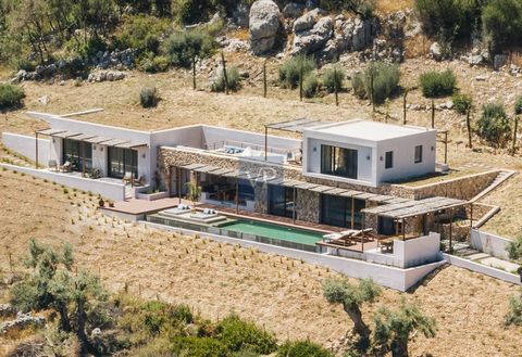 Villa zu verkaufen, Etage: Erdgeschoss, 1. (2 Ebenen), in der Gegend: Lefkada. Die Fläche des Anwesens beträgt 190 qm. Es besteht aus: 4 Schlafzimmern, 4 Bädern, 1 WC, während auch Klimaanlage verfügbar ist, hat Aluminiumrahmen, Energieausweis: A und...