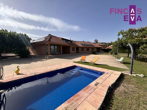 Fincas Eva presents this majestic house in Almoster, Tarragona, it is a true oasis of tranquility, luxury and comfort. The constructed area is 346m2 and the useful area is 224m2. We enter the house through a large hall and from there we find the righ...