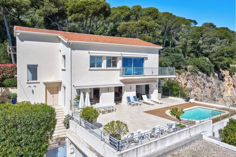 Nestled on the edge of the Mont Boron forest, this modern villa offers a panoramic view of Cap Ferrat and the splendid Villefranche bay. The property opens onto a generous 80 m2 living space, ideal for entertaining and enjoying time with family or fr...