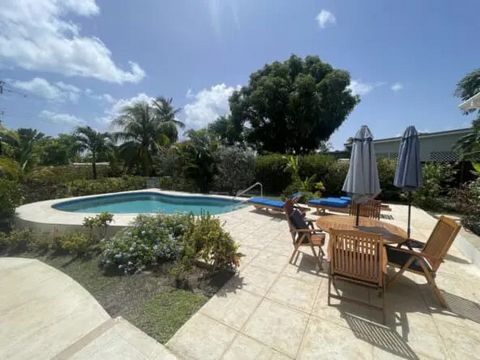 Stel je voor dat je wakker wordt met de Caribische zon die door je ramen schijnt op 132 Mayhoe Avenue. Dit prachtig onderhouden huis met 2 slaapkamers en 2 badkamers in Sunset Crest, Barbados, is uw eigen stukje paradijs. Kom tot rust in de ruime sla...