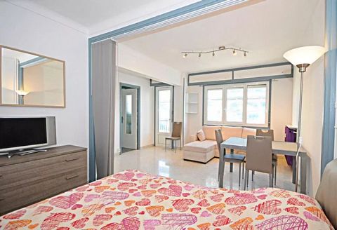 Menton Center Quartier Borrigo just 600 meters from the Promenade, large 38 m2 studio on the sixth and penultimate floor with private cellar, balcony and open view. Separate kitchen, very bright, ideal for holidays or as a rental investment.