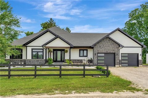 Entdecken Sie die perfekte Mischung aus modernem Luxus und ländlicher Ruhe mit diesem atemberaubenden Bungalow, der inmitten weitläufiger grüner Felder liegt. Dieses Haus bietet Privatsphäre, umgeben von altem Baumbestand und malerischer Aussicht mit...