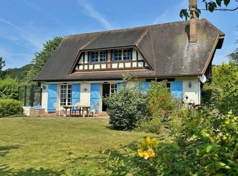 Demeures Côtiers presenteert een elegant Normandisch pand genesteld in een prachtige tuin, op een paar meter van de emblematische kliffen van Étretat. Het huis, bekend als 'le grain d'or', is gebouwd in 1977 en heeft een gelijkvloerse indeling, met e...