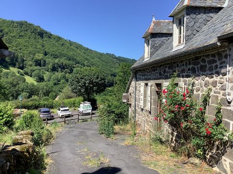 Kom in het hart van een klein gehucht dit mooie huis uit de Auvergne ontdekken met zijn prachtige woonkamer met zijn cantou, zijn bijkeuken, zijn eetkamer. Boven drie slaapkamers en een doucheruimte. Het geheel moet gerenoveerd worden, maar de ruwbou...