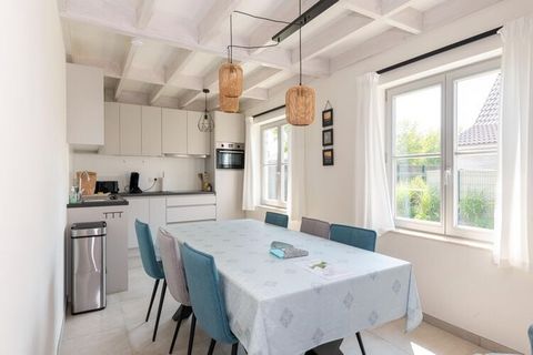 Ontspan en kom tot rust in deze vredige, stijlvolle woning. Charmante vakantiewoning in domein Westhinder te Koksijde met 3 slaapkamers voor max 6 pers. Privéparkeergelegenheid en afgesloten tuin, ideaal voor een gezin met kinderen. Voorzien van alle...