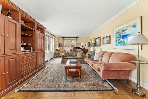 Apartment 18F at 201 East 79th Street is quite impressive, offering a variety of layout options and ample space for its residents. Here is a breakdown of its key features: Size and Flexibility: The apartment spans approximately 1600 square feet, prov...