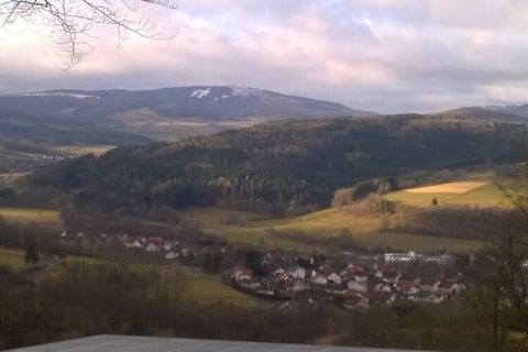 Welkom – in het vakantieparadijs Haus Panorama in de Rhön. Je woont op 60m² met 2 slaapkamers en 1 badkamer. Geniet van een prachtig uitzicht