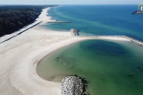 Przyjemna lokalizacja, w spokojnej okolicy, 600 m od nadmorskiej plaży. Do centrum kurortu kilka kroków, a tam czekają liczne restauracje, kawiarnie, stragany z nadmorskimi pamiątkami. Duży, komfortowy dom wakacyjny z sauną położony na ogrodzonej, za...