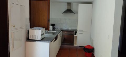 Doppelhaushälfte mit 1 Schlafzimmer, bestehend aus Wohnzimmer mit Kamin und Zugang zur privaten Terrasse und zum Garten. Zentralheizung im ganzen Haus, Küche mit Herd, Backofen, Dunstabzugshaube, Kühlschrank und Geschirrspüler, ein Schlafzimmer mit K...