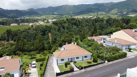 Découvrez cette magnifique villa individuelle, située dans le village pittoresque de Povoação, qui allie confort et fonctionnalité dans un cadre charmant. Cette spacieuse résidence dispose de quatre chambres, dont une suite élégante, assurant intimit...