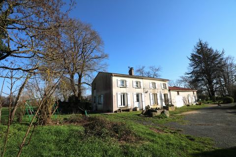 Au calme à 2 minutes du centre bourg de Saint-Savinien, petite cité de caractère disposant de nombreux commerces et professions médicales, venez découvrir cette maison charentaise de 126 m2 sur 2 niveaux, disposant d'une cuisine dînatoire, d'un séjou...