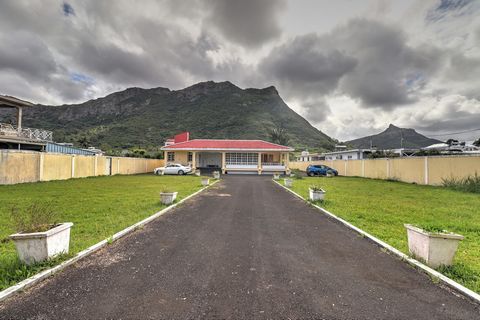 Découvrez cette opportunité unique à Moka. Une maison ancienne pleine de charme, implantée sur un vaste terrain de 48 perches, offrant une vue époustouflante sur la montagne. Cette propriété, bien que nécessitant des rénovations, regorge de potentiel...