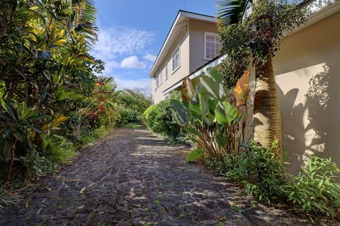 Nestenn bietet dieses 372 m² große Haus im Kolonialstil mit 4 Schlafzimmern in einer ruhigen, begehrten Gegend. Diese Eigenschaft ist hell. Aber sein Hauptvorteil liegt in dem Volumen, das den Wohnräumen gegeben wird, mit einem geräumigen Wohnzimmer,...