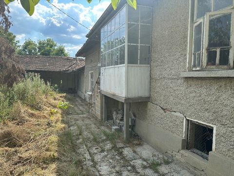 Rufen Sie jetzt an und geben Sie diesen Code an: 627247 Beschreibung EINSTÖCKIGES Backsteinhaus im Dorf Ivanski mit einer bebauten Fläche des Grundstücks von 80 qm. Die Fläche des Grundstücks beträgt 1160 m² und es gibt auch zwei Nebengebäude. Das An...