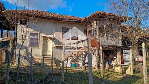 ERA ImotiTe biedt UITSLUITEND een huis aan met een extra secundair gebouw, dorp Stanovets, regio Plovdiv. Shumen ERA ImotiTe verkoopt een huis met een extra uitbreiding in het dorp Stanovets met een bebouwde oppervlakte van 84,00 m². en Extra secunda...