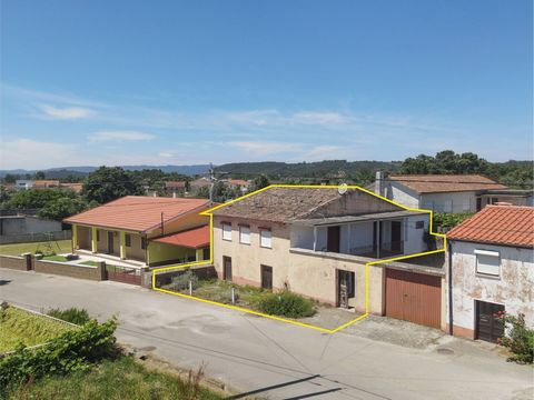 Maison située à environ 3km du centre du village, dans un endroit calme. Maison à rénover, avec deux étages, le rez-de-chaussée composé de commerces avec accès à un patio d’environ 50m2. Premier étage composé de deux chambres, salon, cuisine et salle...