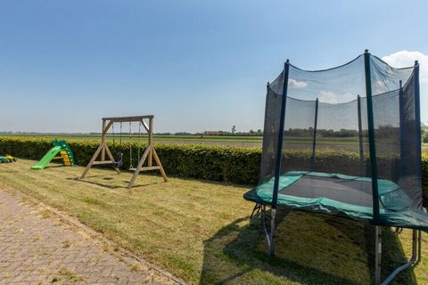 Ontdek het perfecte vakantiehuis voor je familie of vriendengroep in het mooie Zoutelande. Deze uitnodigende woning biedt comfortabel plaats aan maximaal 6 gasten en biedt een mix van moderne voorzieningen en gezellige charme op twee goed ingerichte ...