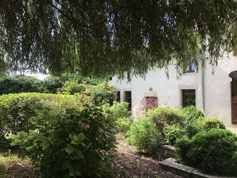 In het hart van Nolay, mooi gerenoveerd huis van 7 grote kamers verkocht gemeubileerd (191 m2 woonoppervlak) op twee niveaus Badkamer en doucheruimte. Grote woonkamer die uitkomt op een tuin van ongeveer 200 m2 zonder vis-à-vis. Prachtige verbouwde s...