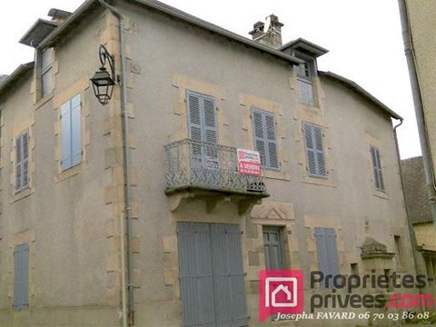 Exclusivity Propriétés-Privées - Josepha Favard presents this house at 92,000 euros (agency fees to be paid by the seller), located in the heart of the medieval village of Treignac, classified as a ''Petite Cité de Caractère'', at the foot of the Mil...