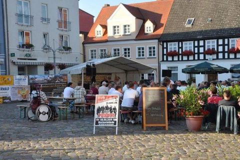 Die moderne Ferienwohnung mit Terrasse liegt in der Ferienanlage Lagunenstadt mit eigener Marina/Yachthafen. Beobachten Sie die vorbeifahrenden Segelboote oder genießen Sie die herrlichsten Sonnenuntergänge mit Blick auf das Wasser zur Insel Usedom. ...