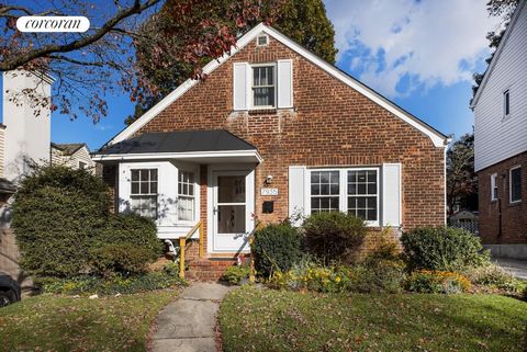 No Need to Lift a Finger Thrilled to present a redesigned and renovated detached house in the heart of Oakland Gardens, Queens. 4 bedrooms, 2 full baths, custom storage and an open kitchen/living room all redone, redesigned and ready to be delivered ...