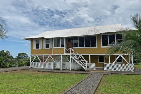 Entfliehen Sie dem hektischen Treiben der Stadt und tauchen Sie ein in eine ländliche Atmosphäre, in einer ruhigen Gegend, ideal für Familiengenuss. Mit Zugang zu allen grundlegenden Dienstleistungen. Diese schöne Villa verfügt über ein Netzgehege um...