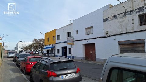 DELRÍO CASAS Real Estate sells a 300 m² warehouse in Isla Cristina, located in the strategic area of La Lonja, on a plot of 1,300 m². This property stands out for its versatility and potential, ideal for adapting to various industrial or commercial a...