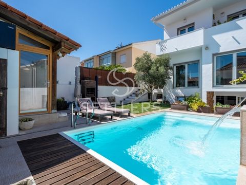 4 bedroom semi-detached house with swimming pool, inserted in a quiet residential area of Alto dos Gaios, 7 min from the beaches of the line and 5 min from the access to the A5. It is distributed over 3 floors as follows: Ground floor - living room (...