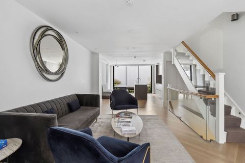 Verenigd Koninkrijk Sotheby's International Realty presenteert met trots dit prachtige, eigentijdse huis in het hart van Knightsbridge. Afgewerkt met een uitzonderlijke standaard, is dit goed ingerichte huis met drie slaapkamers prachtig gelegen in h...