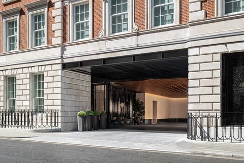 Verenigd Koninkrijk Sotheby's International Realty presenteert met trots dit duplex appartement in het hart van Mayfair Village. Gelegen in de betrapte ontwikkeling van nr. 1 Grosvenor Square, ontvouwt het appartement zich over 4.981 m² aan prachtige...