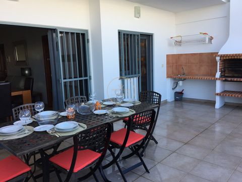 ALQUILERES DE ESTANCIAS DE INVIERNO - OUTUBRO24 A MAYO25 Cuota mensual 1100€ + gastos (agua, luz y gas) Este apartamento de 2 dormitorios Quarteira está situado en el centro de Quarteira, en una calle peatonal con mucho comercio, muy cerca del Mercad...