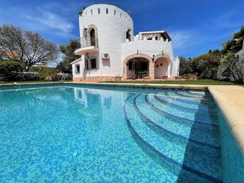 Description of object: A beautiful villa in a unique location. This beautiful villa has been tastefully renovated upstairs and is located in 1st sea line with only 200 metres to the beach of Denia. The large garden with automatic irrigation system an...