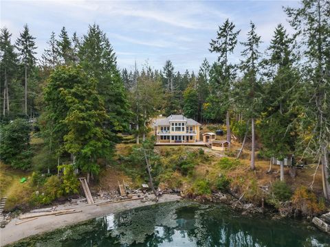 Dieses fast neue (und frisch gestrichene) Haus am Wasser auf Mayne Island ist lichtdurchflutet und ebenso komfortabel wie charmant, mit ein paar Stufen vor einem Strand hinunter. Mit 2 Schlafzimmern (3, wenn die Flex-/Büroflächen umgebaut wurden), 3 ...