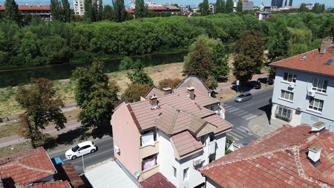 Zum Verkauf steht ein Stadthaus im Herzen der Stadt Plovdiv, Bezirk Zentrum, in unmittelbarer Nähe des Flusses Maritsa und der Brücke von 'Gerdzhika'. Einer der Hauptvorteile dieser einzigartigen Immobilie ist, dass das Grundstück und das Haus völlig...