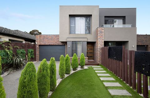 Fabulosamente posicionada no coração de Brighton, no centro de escolas de prestígio e a uma curta distância da praia, esta residência contemporânea de quatro quartos irá encantar com sua zona de estar e ao ar livre voltada para o norte, layout famili...