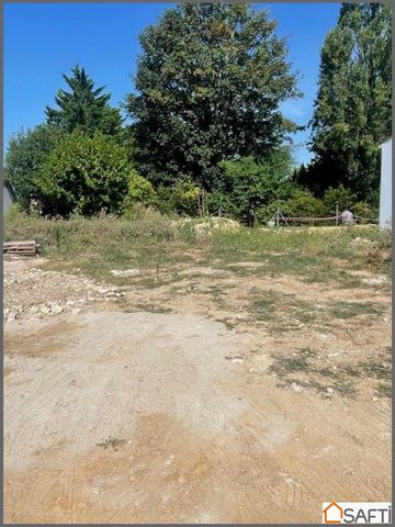 Situé dans la charmante commune de Montroy (17220), ce terrain constructible de 347 m² offre un cadre de vie paisible et authentique. Niché dans un quartier résidentiel calme, ce terrain bénéficie d'une proximité appréciable avec les commodités du qu...