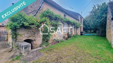 Située dans le Vézelien, dans un village calme, à 2H30 de Paris et 30min de la sortie de l'A6, vous attends cette belle maison de campagne comportant 113m2 en 2 parties, la partie principale de 61m2 se compose d'un salon/salle à manger, cuisine; sall...