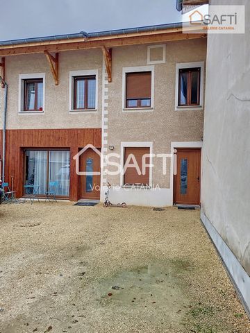 Situé à Saint-Étienne-de-Saint-Geoirs (38590), cet appartement au 1er étage bénéficie d'un environnement urbain dynamique offrant proximité avec des commodités essentielles telles que des écoles, un collège, des crèches, des arrêts de bus et de train...