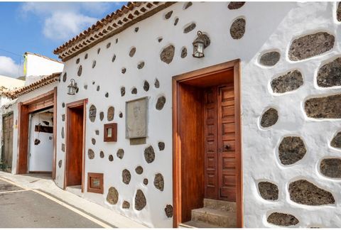 Nous vous présentons la VENTE de cette maison typique des Canaries, située dans le beau et charmant village de Tamaimo dans le sud de l'île de Tenerife, qui a été la première maison construite dans ce village emblématique des Canaries, datant de 1900...