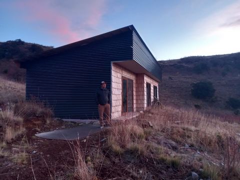 Schönes Grundstück mit 5000 m2 Fläche, mit einem Haus von 36 m2, ohne Innenausstattung, ideal für einen Urlaub im chilenischen Patagonien, es befindet sich in Puerto Guadal, idealer Ort, um Ihren Ruhestand zu verbringen, dieser Ort hat ein Mikroklima...